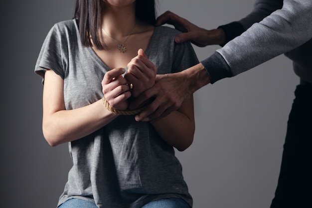 Un uomo ha aggredito una donna legata