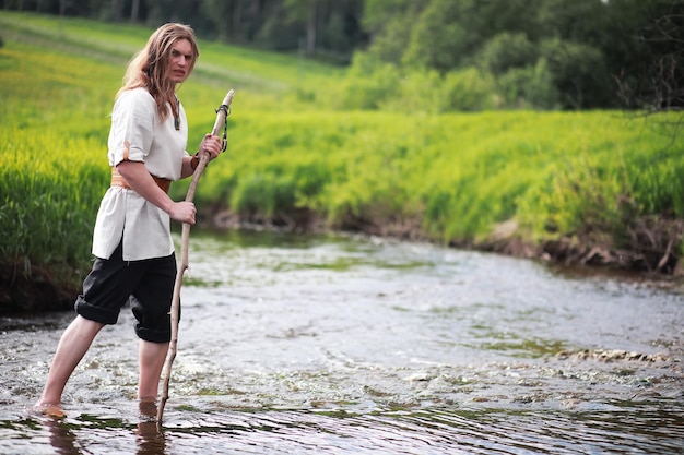 Un uomo in abiti etnici è uno scandinavo