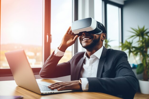 Un uomo in abito da lavoro è seduto in ufficio usando un auricolare VR di realtà virtuale