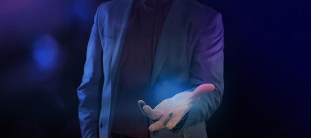 Un uomo in giacca e cravatta tende il palmo aperto in avanti