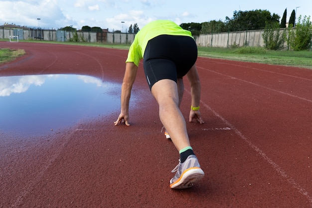 Un uomo in grado di iniziare a correre