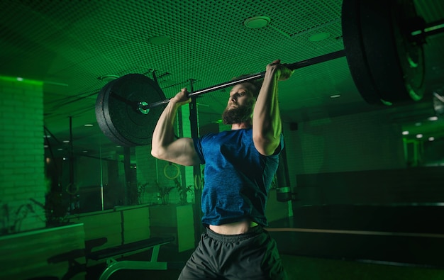 Un uomo in palestra spinge il bar