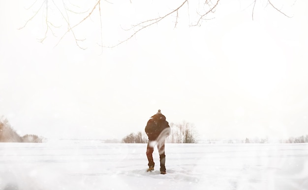 Un uomo in passeggiata. Paesaggio invernale. Turista nel viaggio invernale.