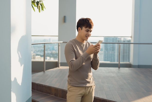 Un uomo in piedi isolato e che usa il telefono