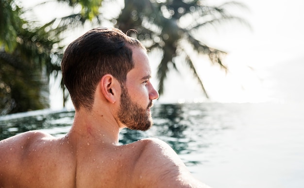 Un uomo in piscina