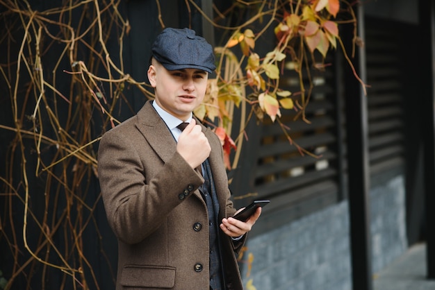 Un uomo in posa in abito elegante