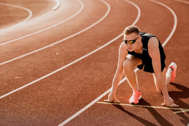 Un uomo in tuta da ginnastica sta per iniziare una gara.