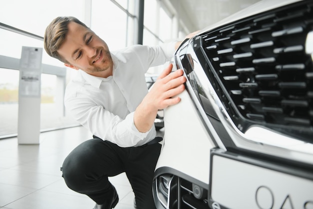 Un uomo in una concessionaria di automobili compra un'auto