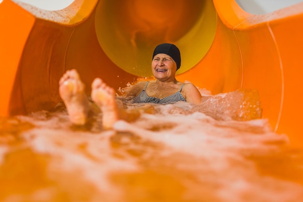 Un uomo in una piscina con un cappello nero e un cappellino nero è in acqua.