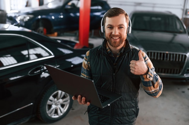 Un uomo in uniforme sta lavorando nel salone automobilistico.