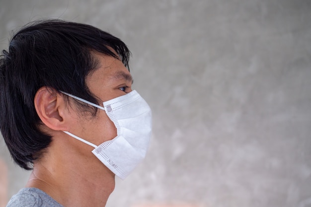 Un uomo indossa una maschera per prevenire il virus COVID-19