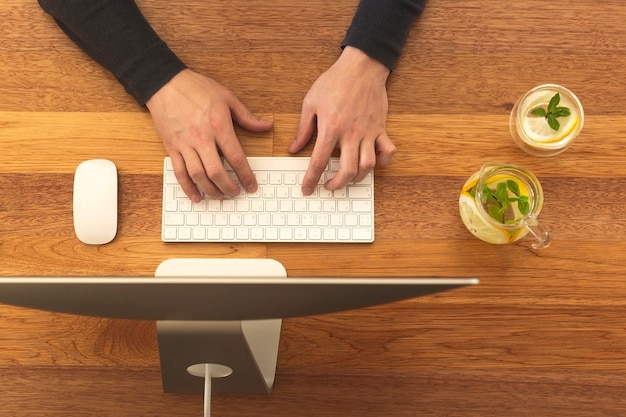 Un uomo lavora al computer a casa