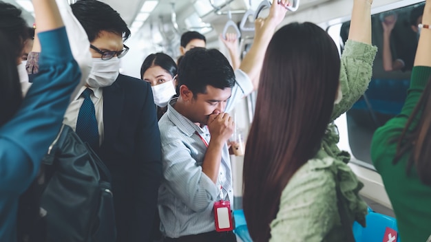 Un uomo malato sul treno tossisce e fa preoccupare altre persone per la diffusione del virus