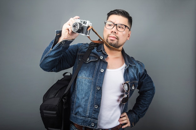 Un uomo maturo porta la sua borsa e le attrezzature per viaggiare.