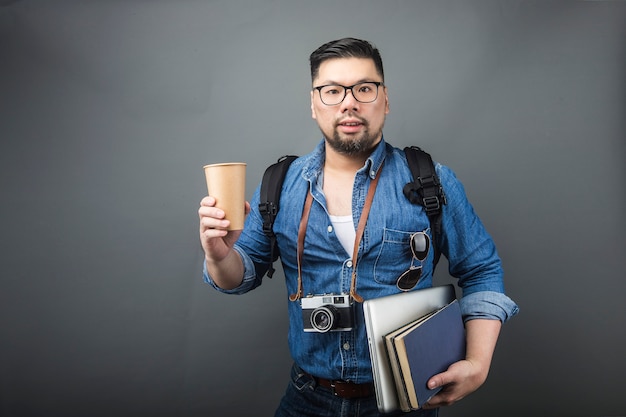 Un uomo maturo porta la sua borsa e le attrezzature per viaggiare.