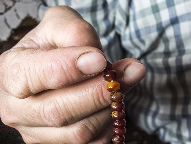 Un uomo musulmano che attira lode un musulmano che adora