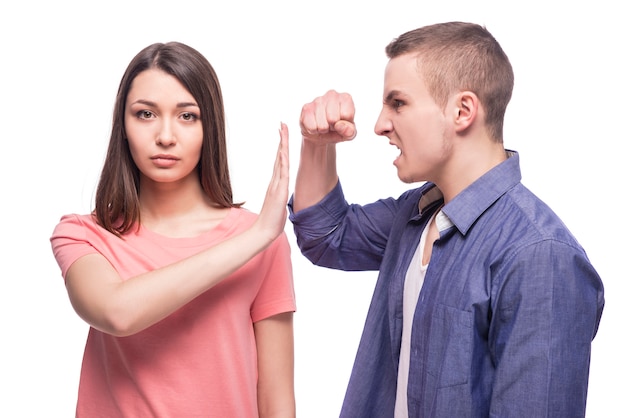 Un uomo oscilla verso una ragazza che cerca di colpirla.