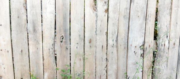 un uomo passa davanti a una recinzione di legno con il numero 2 su di essa