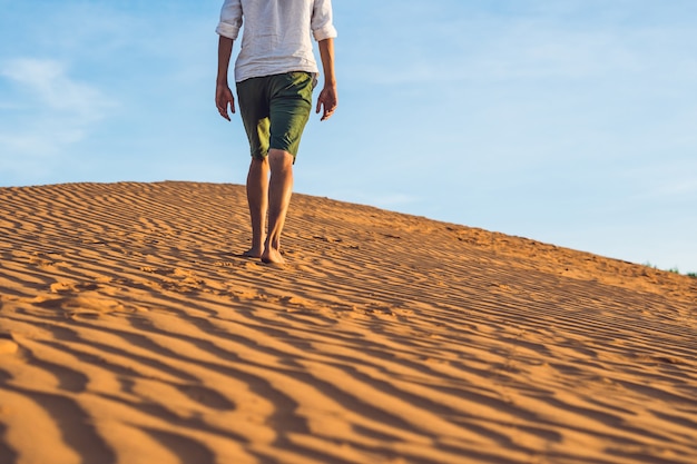 Un uomo perso nel deserto rosso del Vietnam, Mui Ne.