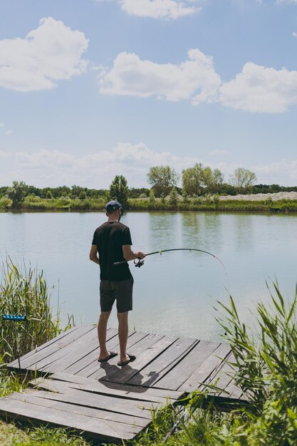 Un uomo pesca dal molo