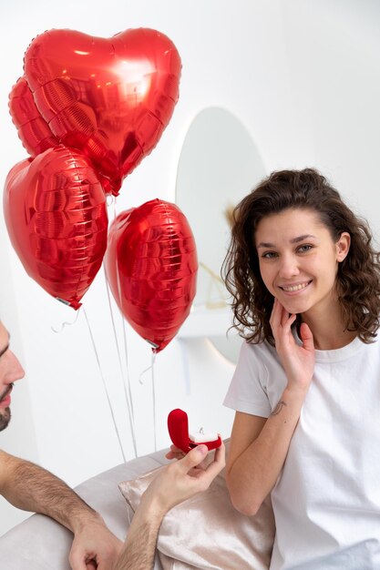 Un uomo presenta l'anello di fidanzamento alla festa di San Valentino della sua ragazza