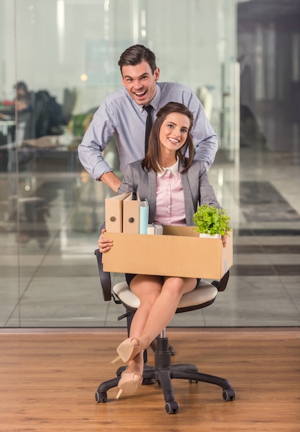 Un uomo rotola una ragazza del lavoratore su una sedia.