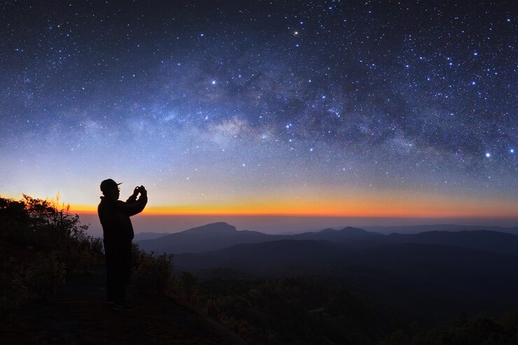Foto un uomo scatta foto della via lattea a doi inthanon chiang mai thailandia