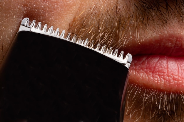 Un uomo si rade la barba con un rasoio