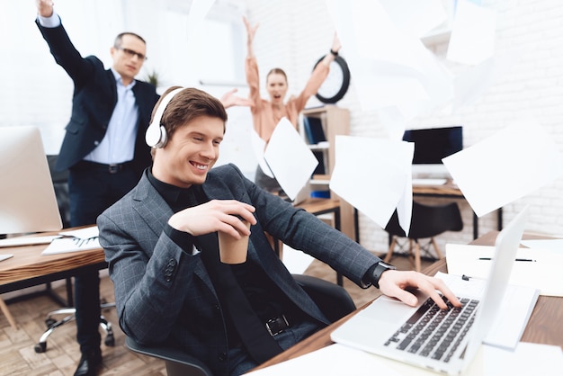 Un uomo si rilassa al lavoro. Sta riposando nell&#39;ufficio commerciale.