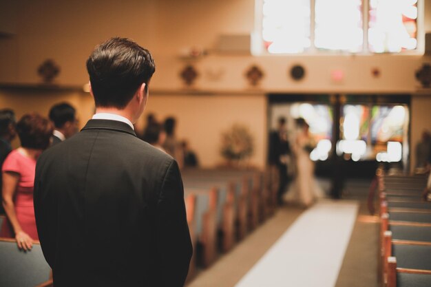 Un uomo si trova nella navata di una chiesa