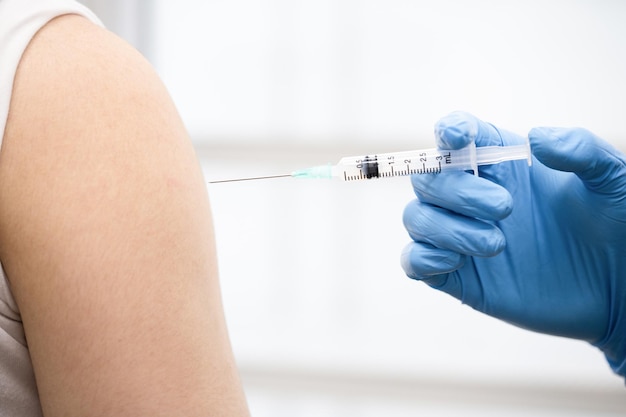 Un uomo si vaccina in ospedale contro il Covid-19. (seleziona focus)