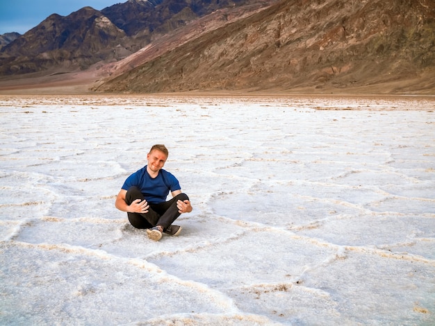 Un uomo siede sulle saline nella Death Valley vicino alla zona di Badwater del Parco nazionale.