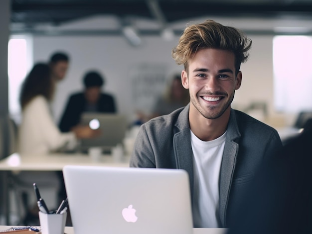 Un uomo sorridente davanti a un laptop con un sorriso sul volto.