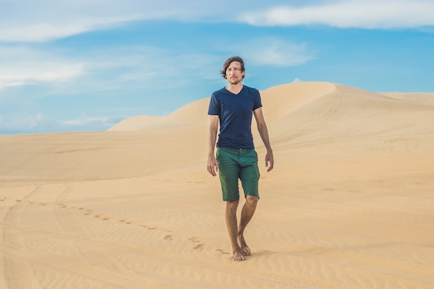 Un uomo sta camminando nel deserto del Vietnam, Mui Ne