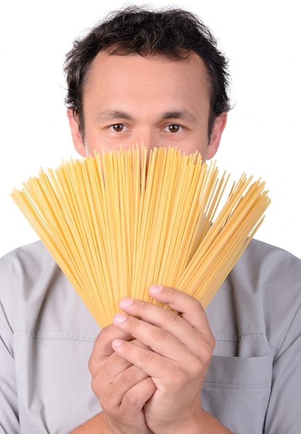 Un uomo sta con gli spaghetti