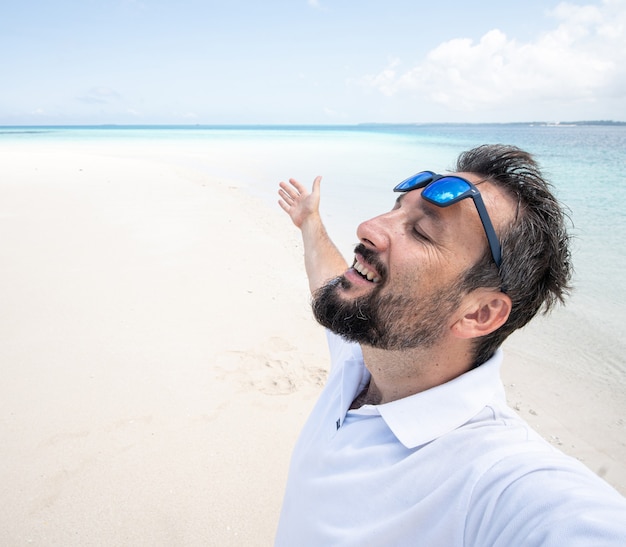 Un uomo sta godendo di una bellissima spiaggia tropicale