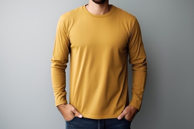 Un uomo sta posando con una maglietta gialla a maniche lunghe