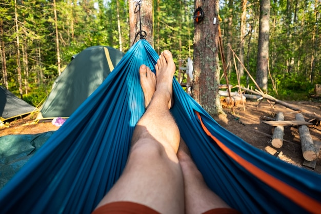 Un uomo sta riposando nella foresta