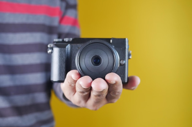 Un uomo sta scattando foto con una macchina fotografica