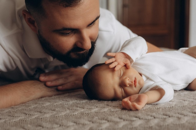 un uomo sta tenendo un bambino e il bambino indossa una camicia bianca