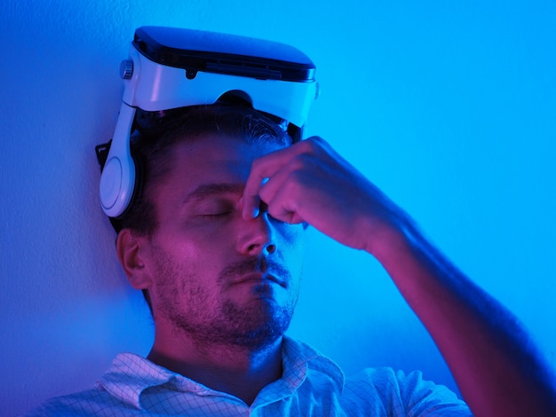 Un uomo stanco dopo aver usato un casco per realtà virtuale.