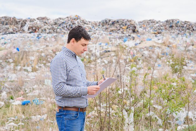 Un uomo studia l'inquinamento della natura