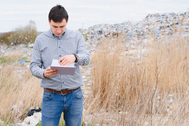 Un uomo studia l'inquinamento della natura