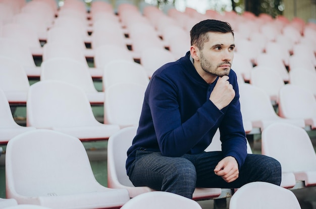 un uomo su una tribuna sportiva