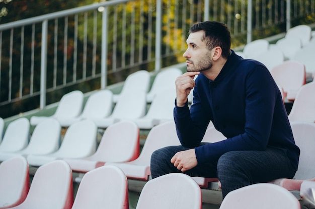 un uomo su una tribuna sportiva