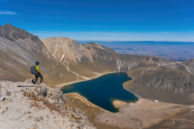 Un uomo sul bordo della scogliera nel vulcano nevado de toluca