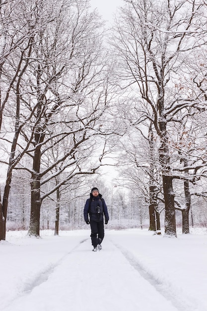 Un uomo sulla strada nel Parco Babolovsky Foresta di sfondo in inverno