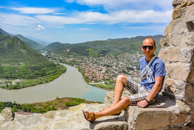 Un uomo sullo sfondo di una vista del fiume Mtkvari che scorre nell'Aragvi Mtskheta Georgia 2019