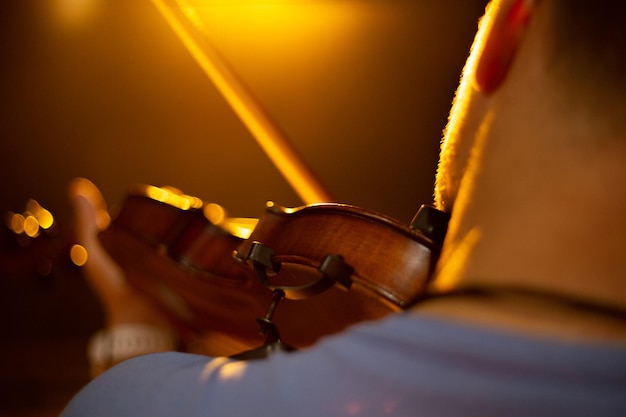 Un uomo suona il violino sul palco del vicino