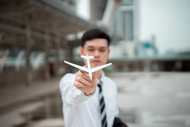 Un uomo tiene in mano un modello aereo